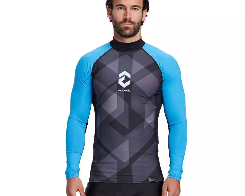 Man wearing DYNAMICNORD blue and black rashguard for UV protection during watersports.